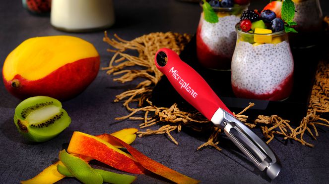 
                    The movable blade of the professional peeler serrated adapts to the food to be peeled