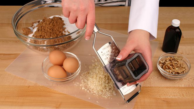 
                    The medium grater is suitable for grating nuts