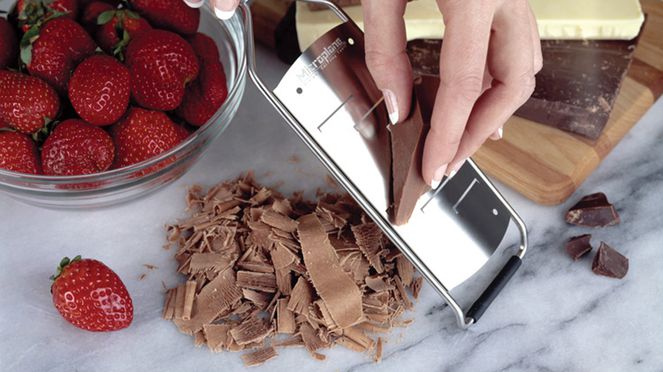 
                    Küchenreibe eignet sich zum Reiben von Schokolade