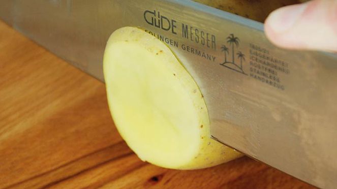 
                    The Güde kitchen knife allows a comfortable working