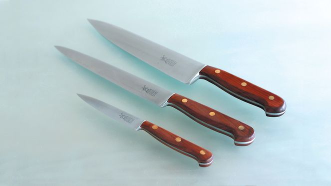 
                    The carbon steel paring knife is part of the series 1922 of Windmühle