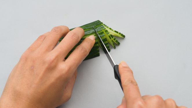 
                    Il coltello per verdura 8 cm triangle taglia cetrioli
