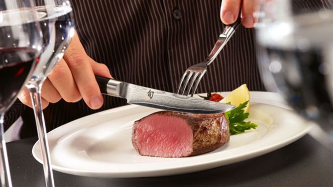 
                    Steak knives set in use