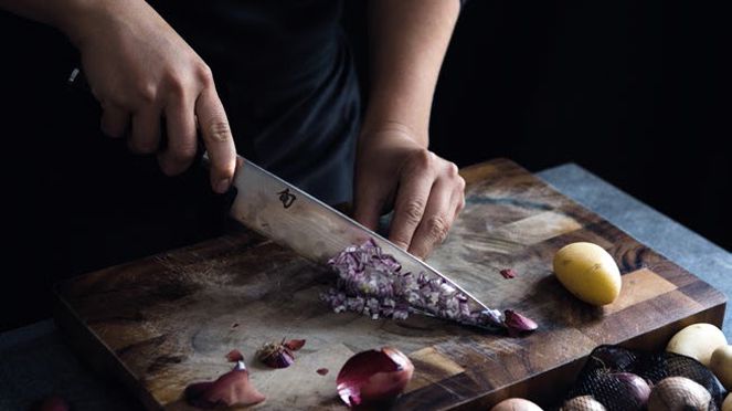 
                    Chef's knife left handed in use
