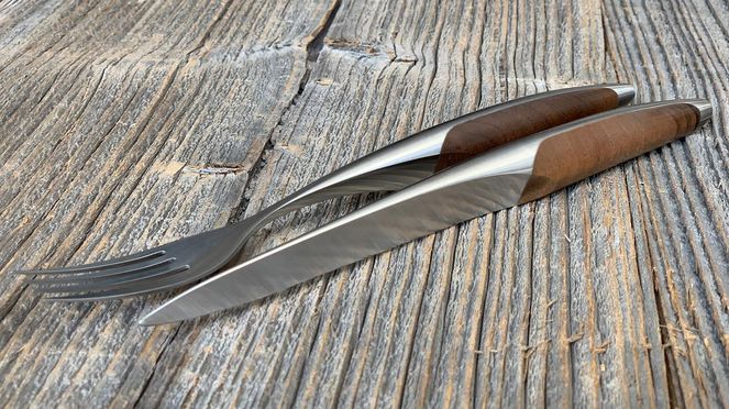 
                    Schweizer Tafelbesteck sknife mit Walnussgriff