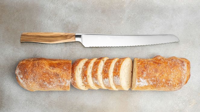 
                    The bread knife Wok cuts bread easily