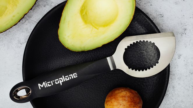 
                    Le coupe-avocat de Microplane est un outil de cuisine multi-usages