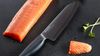 
                    Couteau de cuisine Shin avec du saumon
