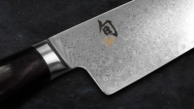 
                    couteau universel Minamo – détail de la lame an acier damassé