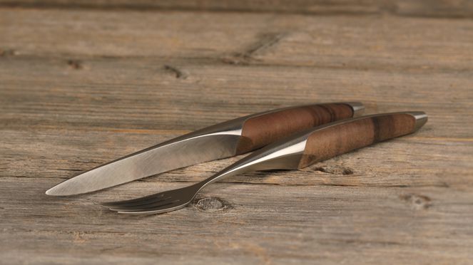 
                    Swiss cutlery set with handle made of walnut wood