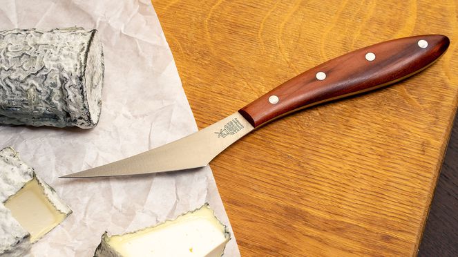 
                    Goat cheese knife with 8 cm long gently curved edge