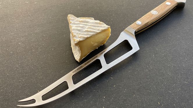 
                    Couteau à fromage Güde avce du fromage à pâte molle