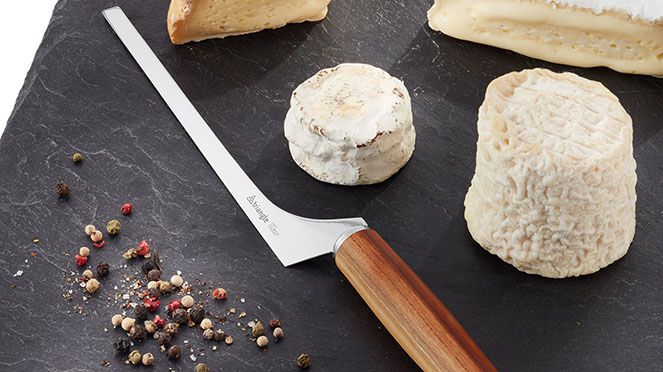 
                    La lame du couteau à fromage étroit est particulièrement étroite, de sorte que le fromage n'adhère pas
