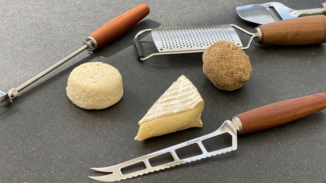 
                    Couteau à fromage prunier de l'assortiment de fromage de triangle