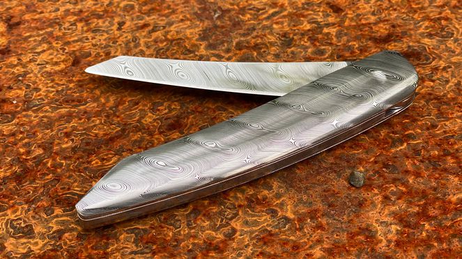 
                    Pocket knife full damask made of more than 1'600 layers of damascus steel