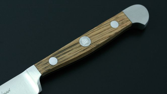 
                    The handle of the Güde paring knife is made from barrel oak wood