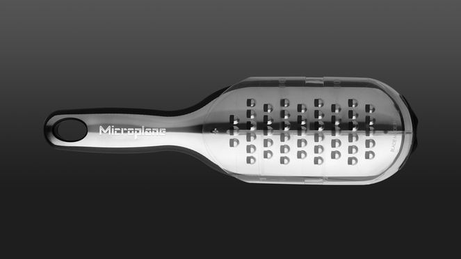 
                    La râpe Elite à gros grains Microplane avec des dents acérées