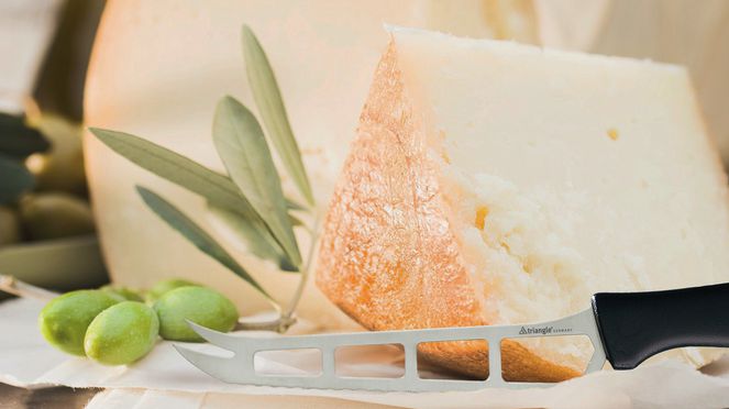 
                    La lama perforata del coltello per formaggio evita che le fette di formaggio si appiccicano
