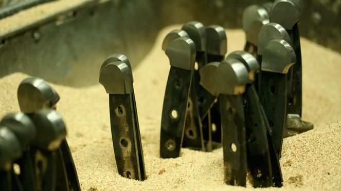 
                    Güde Messerset bei Produktion im Sand am Kühlen