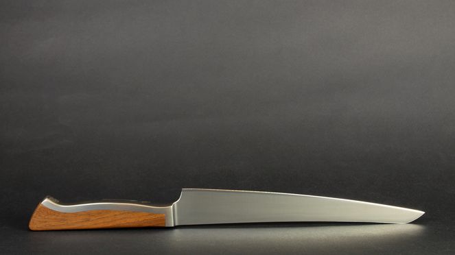 
                    Il coltello per prosciutto Caminada con manico di noce della Svizzera