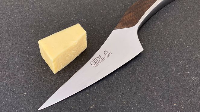 
                    Synchros Zubereitungsmesser dient auch als Käsemesser