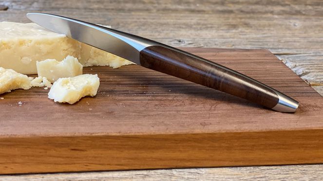 
                    Le couteau à fromage à pâte dure avec planche peut être fixé sur la planche grâce à un aimant dissimulé