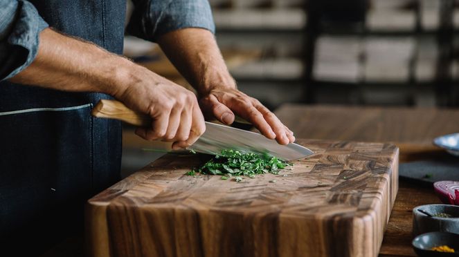 
                    chef's knife Wok: cutting on cutting board
