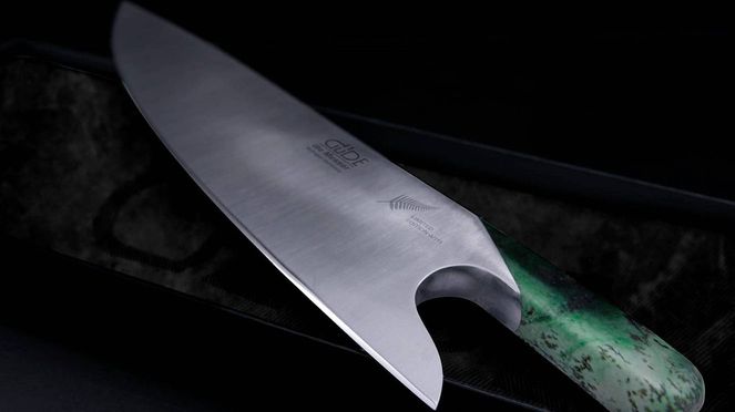 
                    The Knife Jade mit umgenietetem Griff aus neuseeländischer Jade
