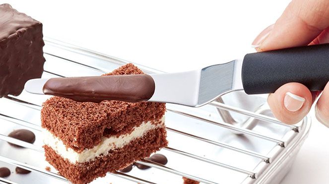 
                    The triangle® pastry spatula pointed is perfect for the most precise work when making pastry.