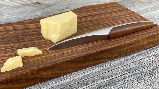 
                    Le couteau à fromage dur avec planche pour casser des morceaux de fromage de parmesan