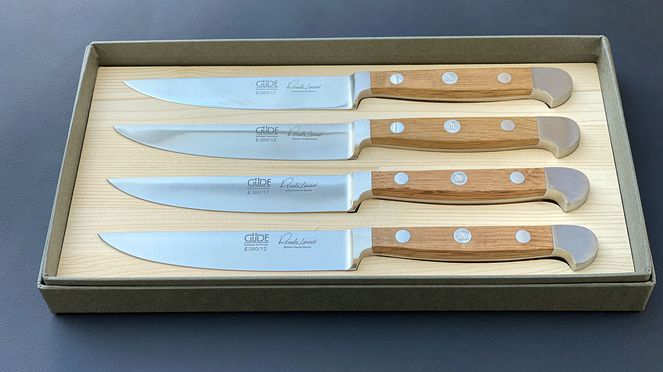 
                    steak knife set oak wood in sustainable packaging