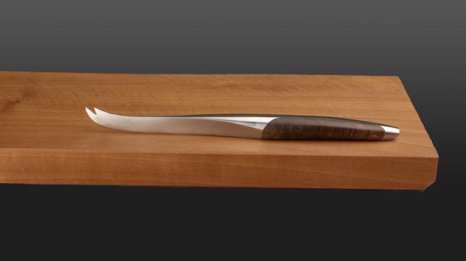
                    Couteau à fromage suisse avec planche à découper en bois de noyer